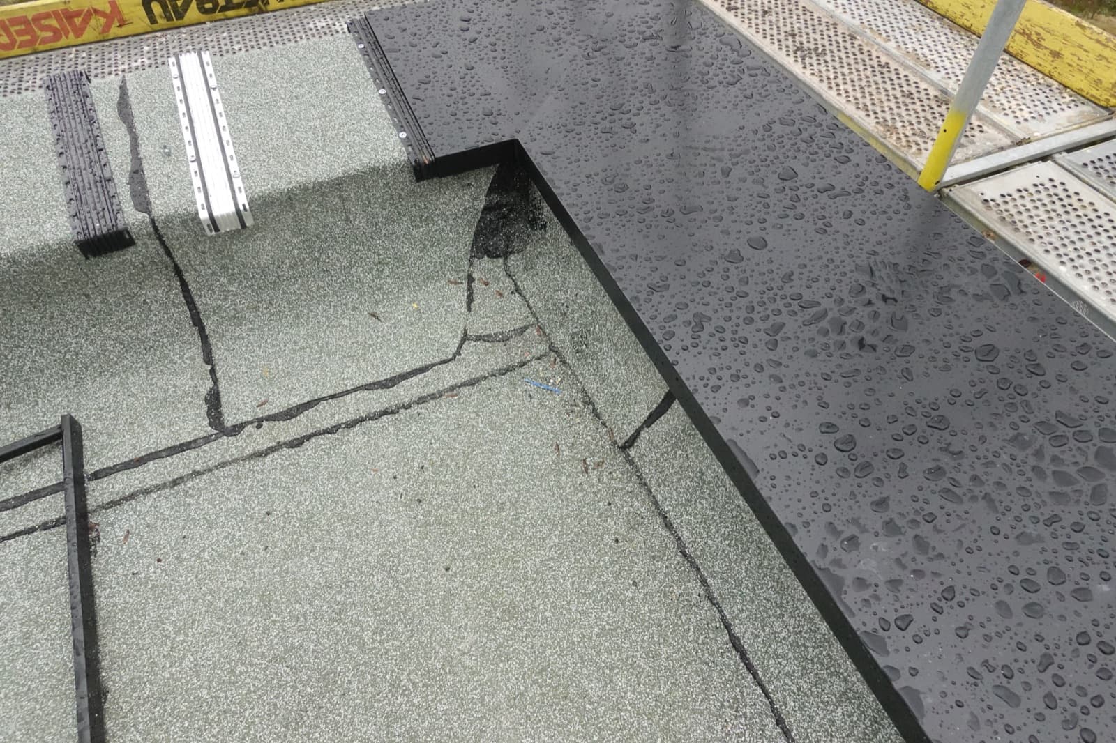 Bahnenabdichtung einer Flachdachfläche mit Anschluss an ein aufgehendes Bauteil