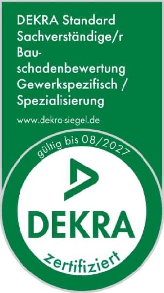 Siegel: DEKRA zertifiziert – Sachverständige/r Bauschadenbewertung, gültig bis 08/2027