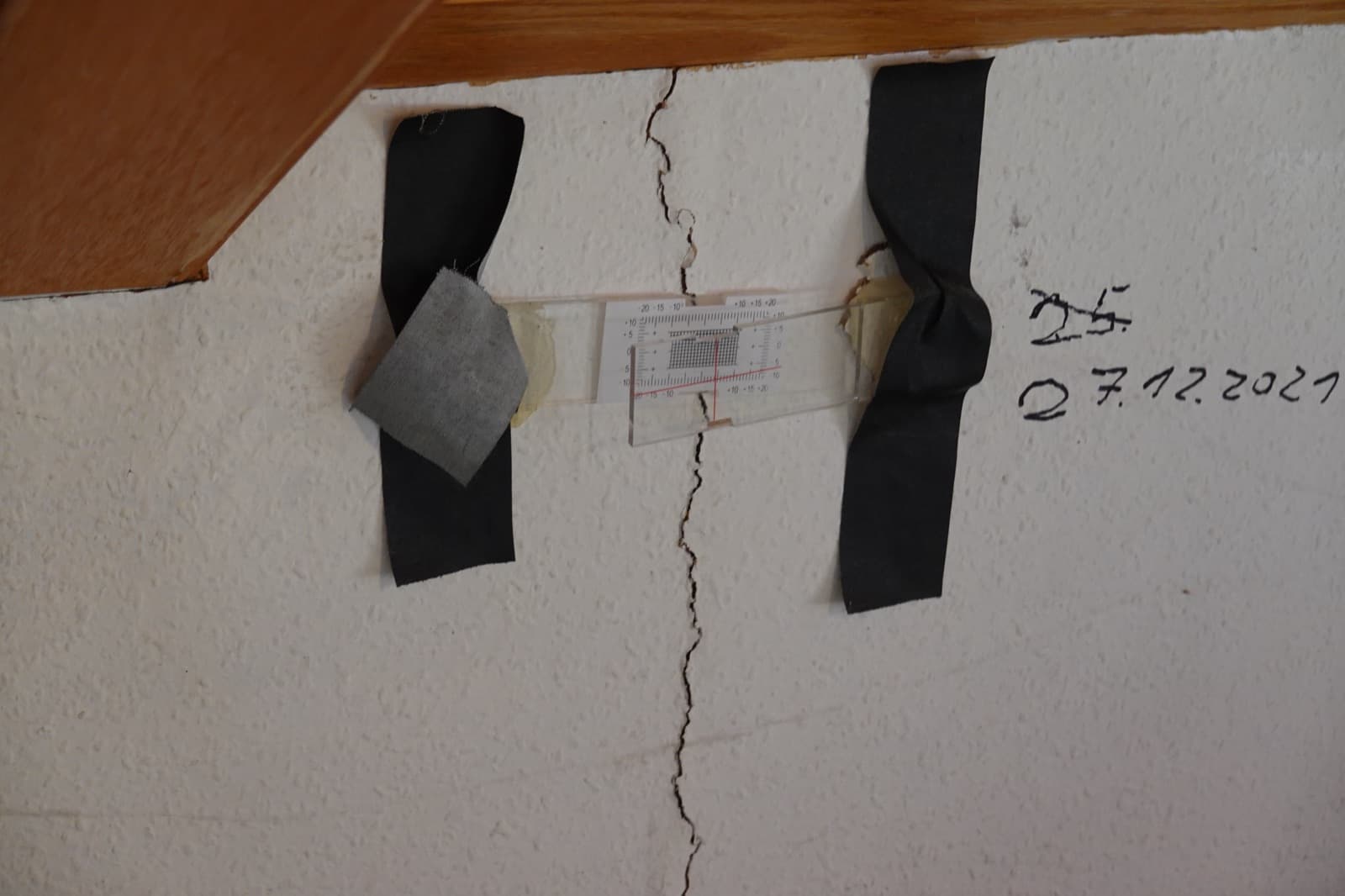 Gipsmarken zur Rissüberwachung an einer Wand für die Beweissicherung