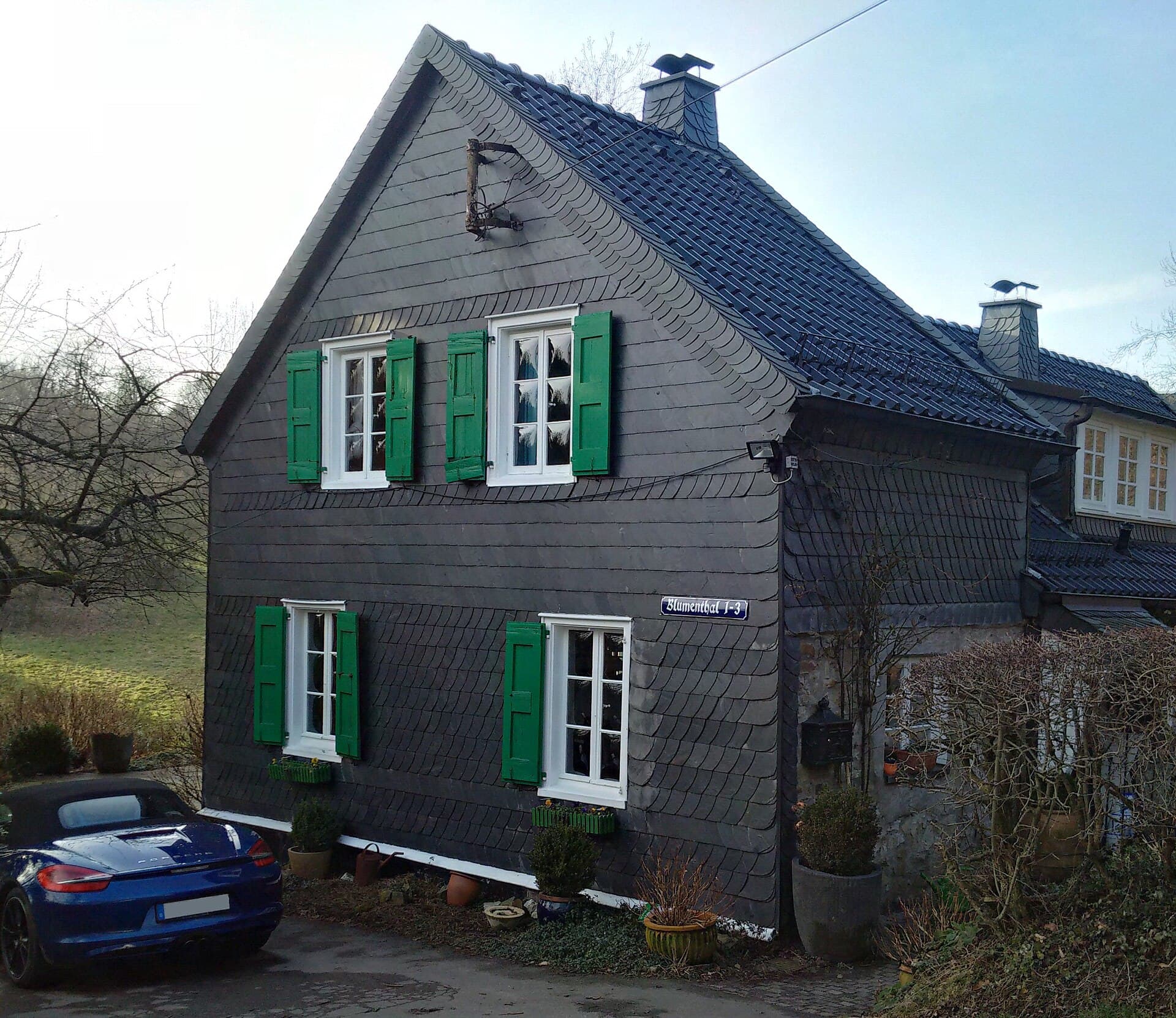 Schiefergedecktes Wohnhaus mit grünen Fensterläden in Solingen-Blumental